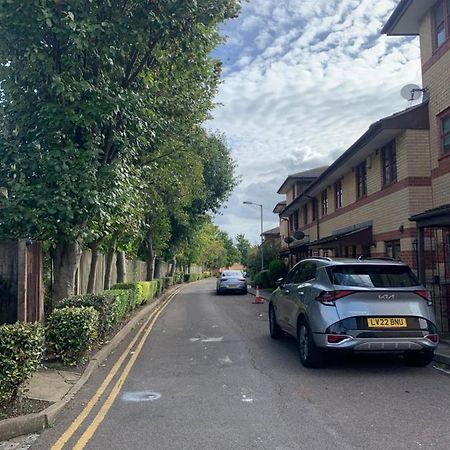 Large, Spacious 3 Bedroom Sleeps 6, Apartment For Contractors And Holidays In Lewisham, Greater London - 1 Free Parking Space & Free Wifi Buitenkant foto