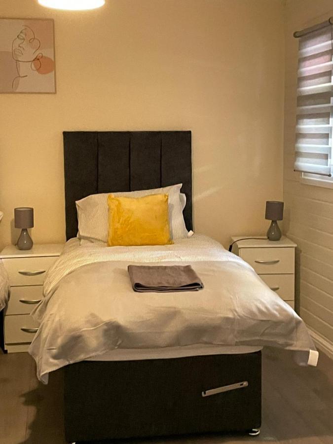 Large, Spacious 3 Bedroom Sleeps 6, Apartment For Contractors And Holidays In Lewisham, Greater London - 1 Free Parking Space & Free Wifi Buitenkant foto